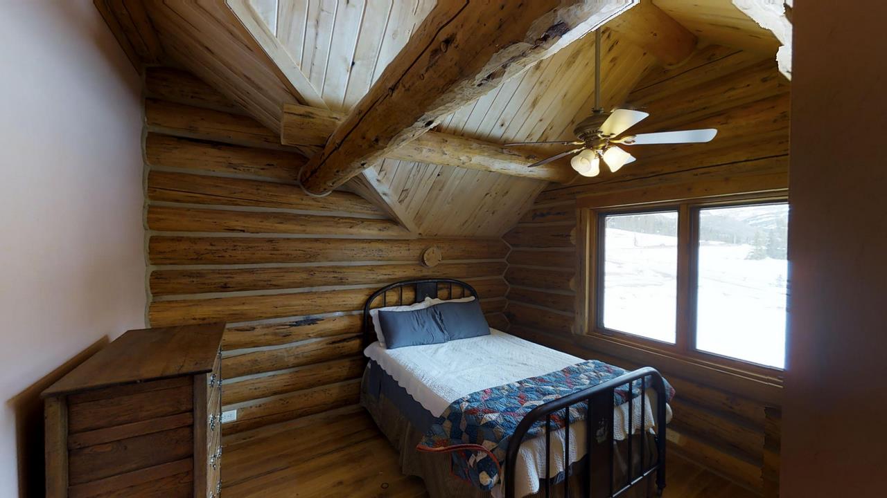 Red-Cloud-Ranch-Overlook-Cabin-Bed